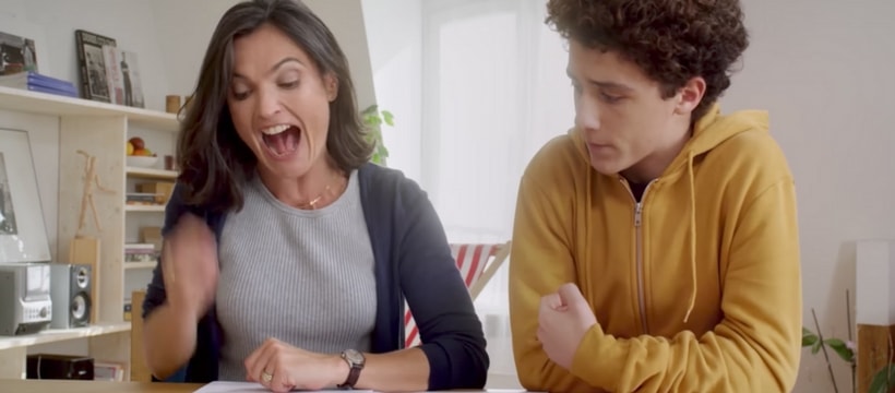 Maxicours mere qui senerve sur les devoirs de son fils