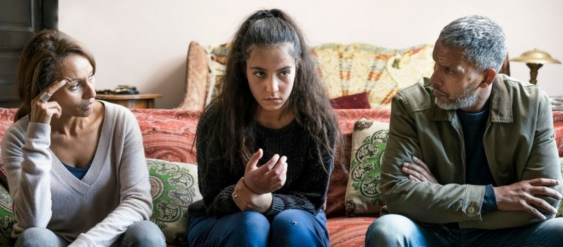 adolescente et sa famille sur un canape