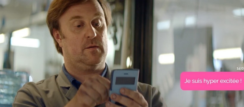 employeur qui regarde son telephone
