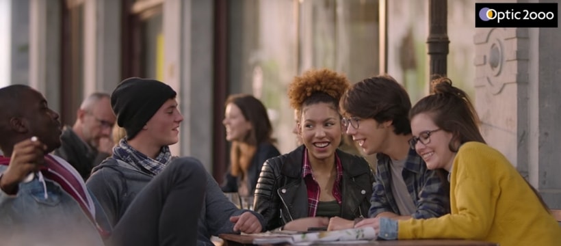 Optic 2000 jeunes assis a une table