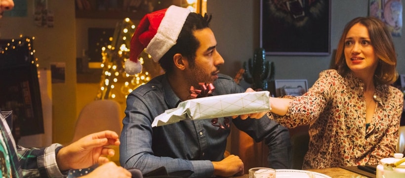 femme offrant un cadeau de noel