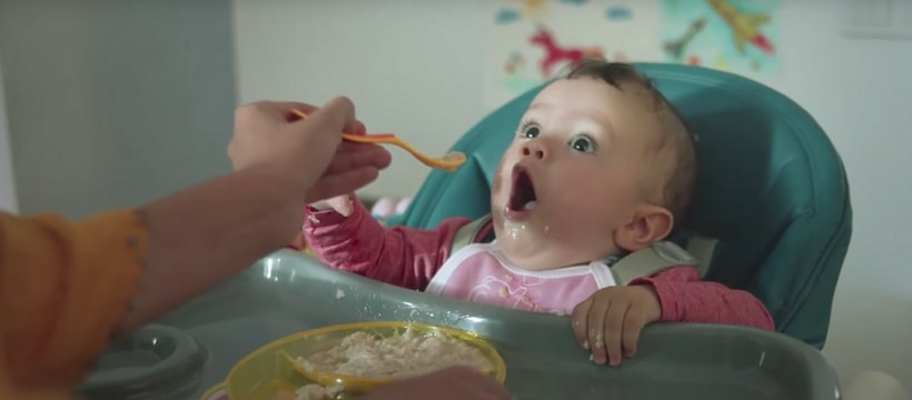 Un bébé que l'on nourrit