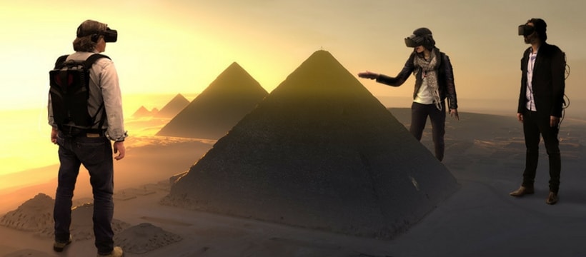 Realite Virtuelle archeo personnes pretes a explorer une pyramide en VR
