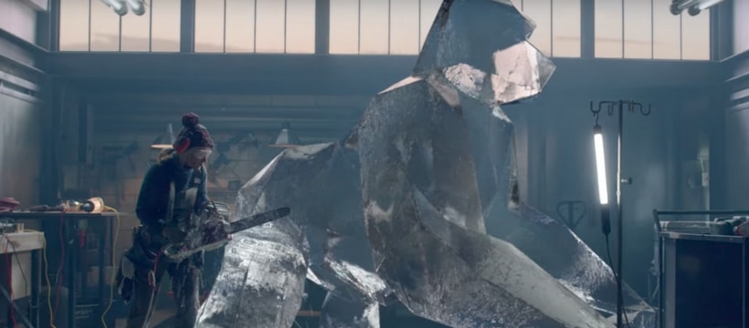 Saint Gobain femme qui construit un chien en glace