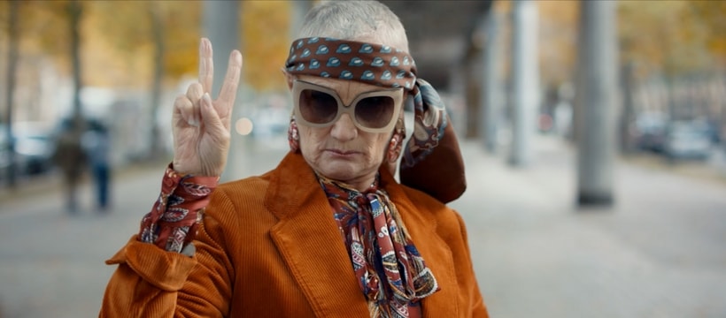 venteprivee personne agee avec des lunettes de soleil