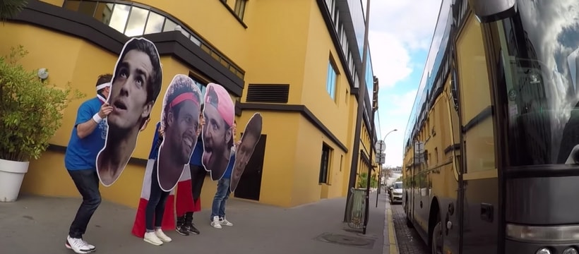fans de tennis devant le bus de lequipe de france