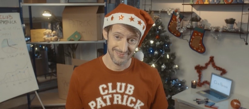 Club Patrick homme avec un chapeau de pere noel