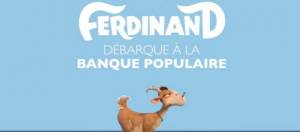 chevre devant un fond bleu