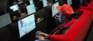 joueur de tekken assis dans une salle de cinema