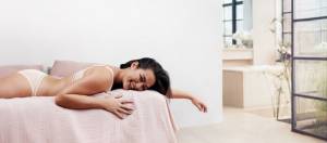 femme allongee sur un lit