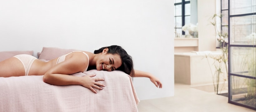 Iris Lilly femme allongee sur un lit