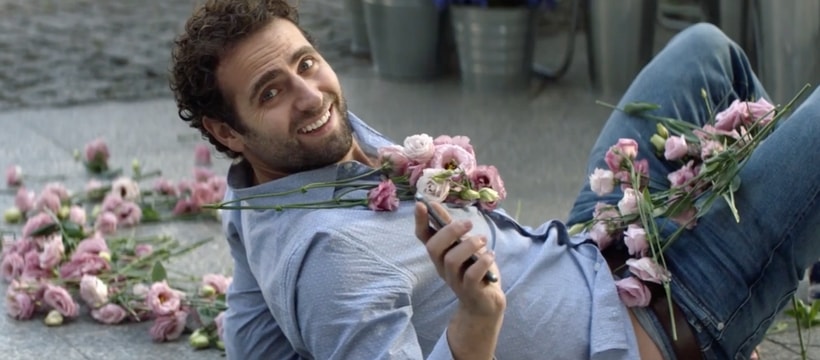 homme par terre avec des fleurs