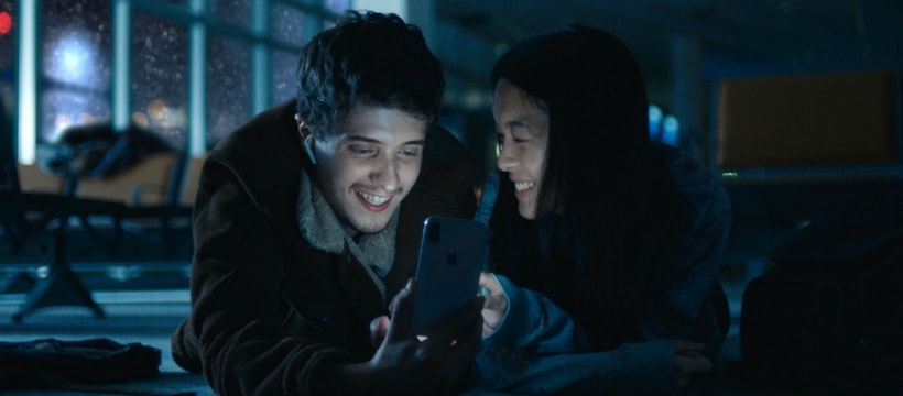 deux jeunes devant un telephone