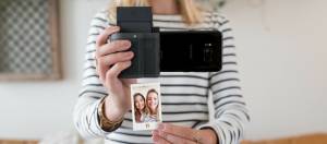 femme qui tient un appareil photo