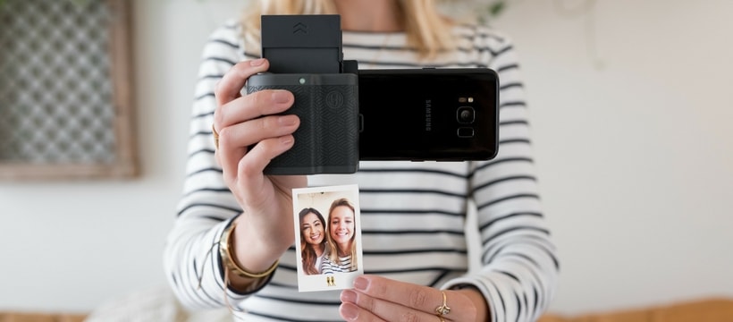 femme qui tient un appareil photo