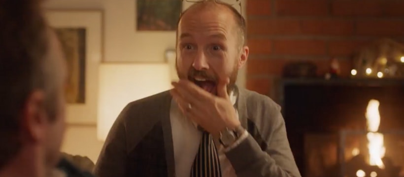 Smartbox homme qui deballe un de ses cadeaux