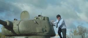 homme sortant dun tank