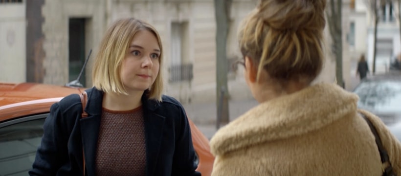 deux amies qui discutent dehors