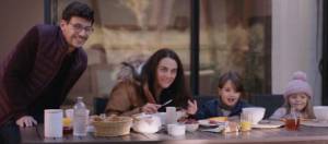 famille qui prend le petit dejeuner en terrasse