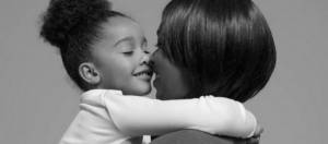 fille et sa mere se faisant un calin
