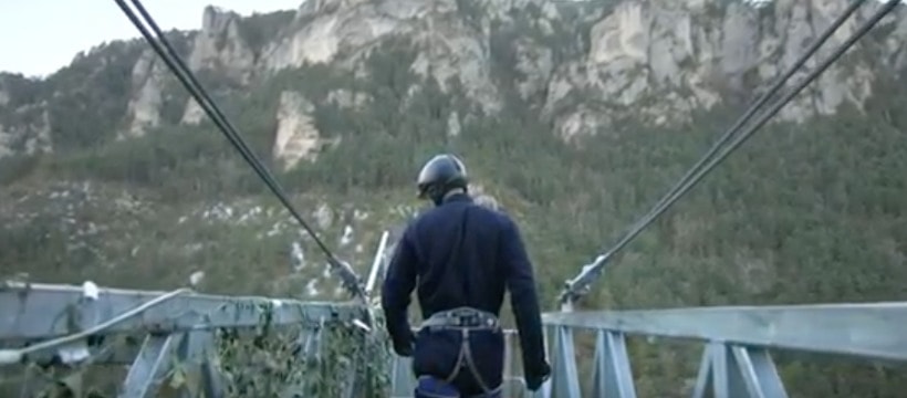 extreme homme qui va sauter a lelastique