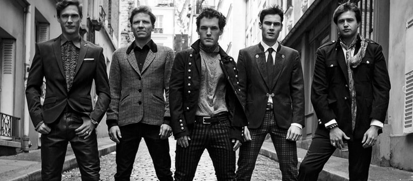 Groupe les boys groupe de musique dans une rue parisienne