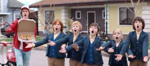 enfants et livreur de pizza qui chantent