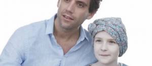 jeune fille aux cotes de mika