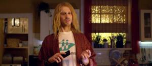homme blond en t shirt et chemise