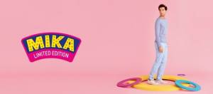 le chanteur mika pris en photo sur fond rose