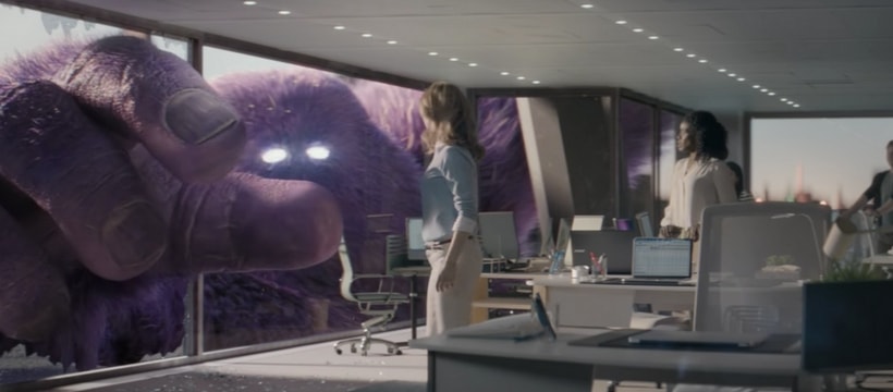 Monster monstre qui pose une femme au sol dans un immeuble