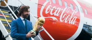 andrea pirlo tenant la coupe du monde