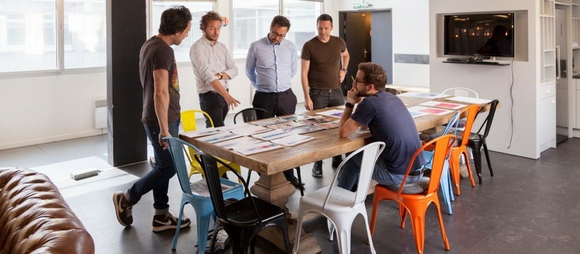 quatre personnes qui discutent autour dune table