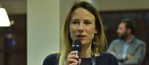 femme qui prend la parole lors des bigboss
