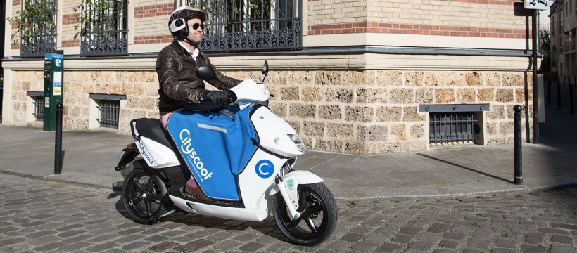 homme sur un scooter electrique
