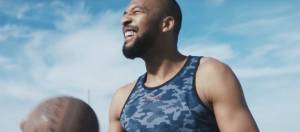 homme qui joue au basket