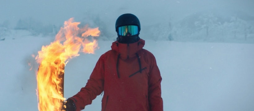 homme portant une flamme