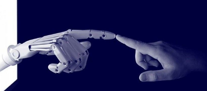 doigt robotique et doigt humain