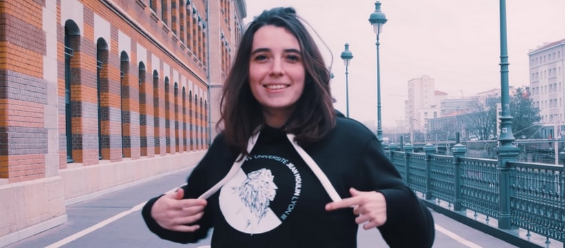 jeune femme qui promeut des pulls