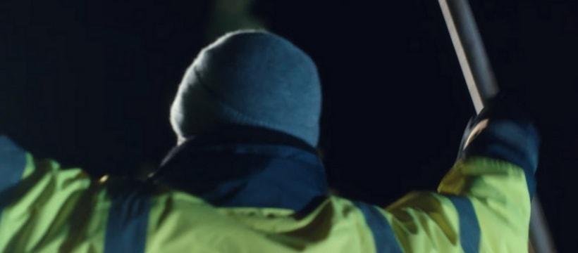 MNT homme avec une pelle