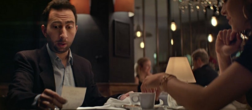 homme qui regarde laddition au restaurant