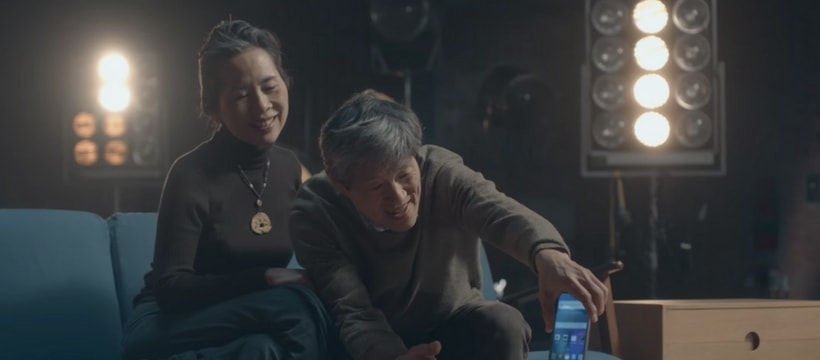 parents qui reposent un samsung galaxy