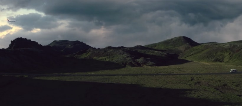 Turkish Airlines avion qui survole une region verte