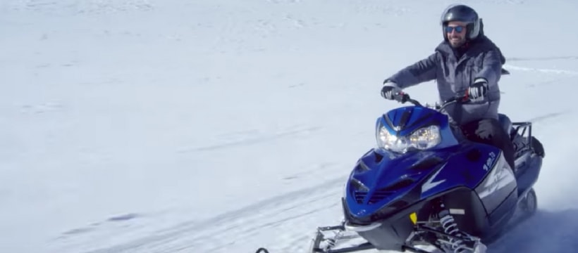 homme sur une moto des neiges