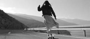 femme qui fait du longboard