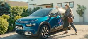 homme qui rentre dans sa voiture