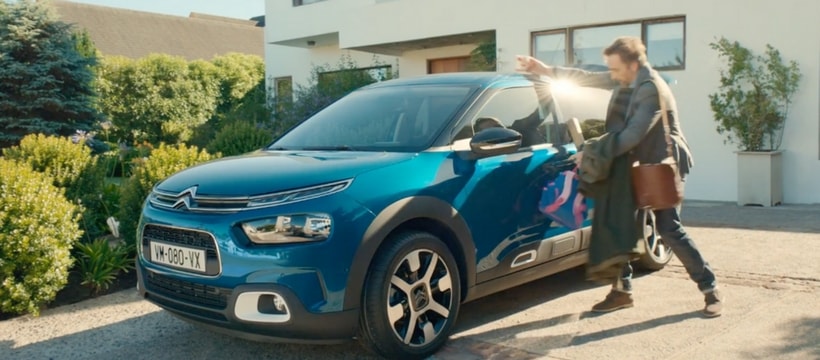 homme qui rentre dans sa voiture