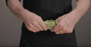 homme qui découpe de la salade