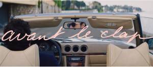 homme dans une voiture