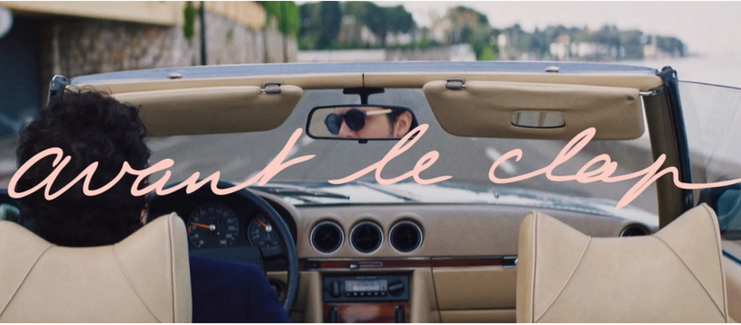 clap homme dans une voiture